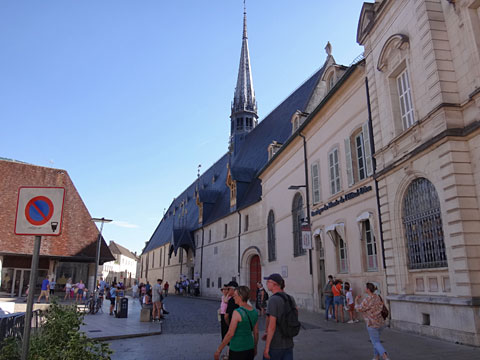 オテル・デュー美術館の前