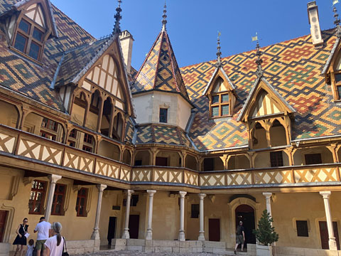 中庭から南西を見る