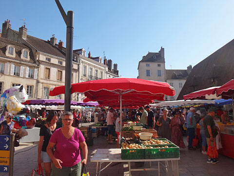 賑わうマルシェ