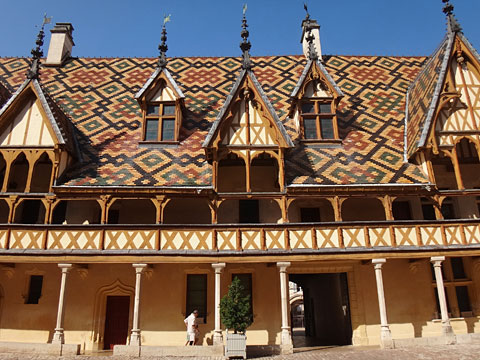 美しい屋根の建物