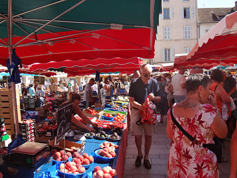 賑わうマルシェ1