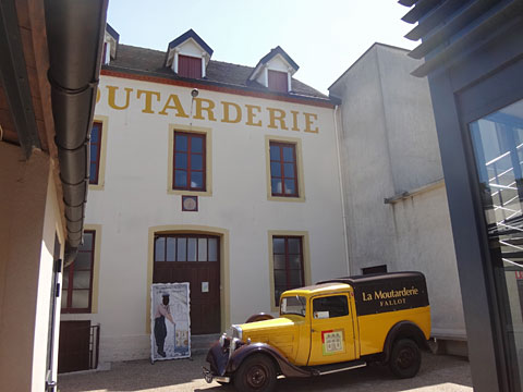 ファロの奥の建物