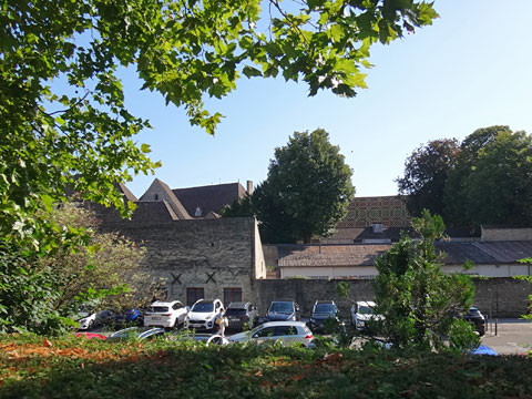 城壁の外周を行く