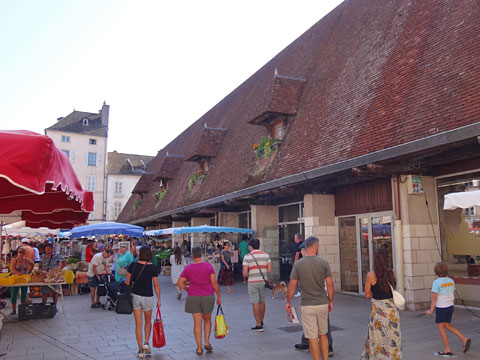 屋内市場の建物