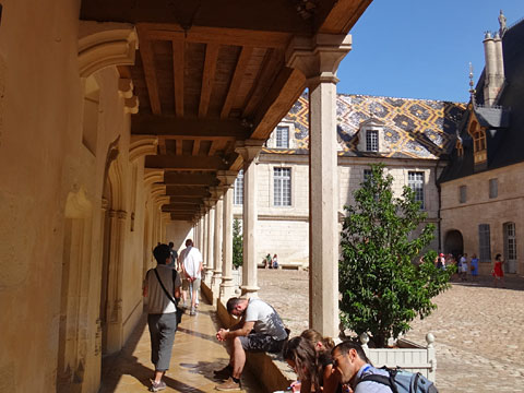 中庭側の通路を行く