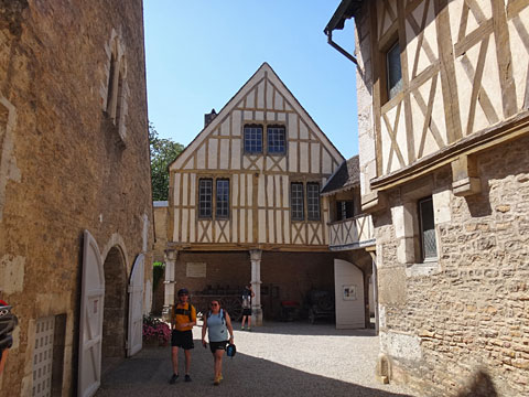 中庭を介して建物が並ぶ