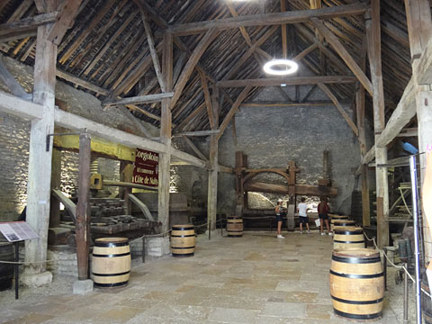 巨大なブドウ圧搾機