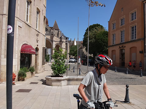 ノートルダム教会の脇を通る