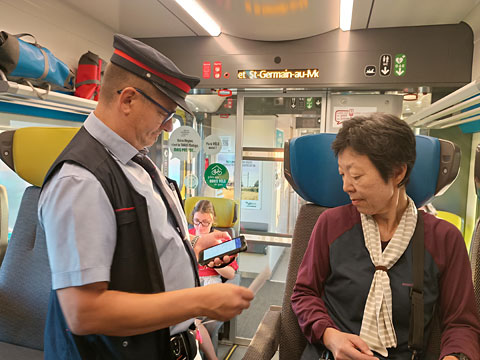車掌さんが自転車予約を手助け