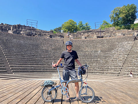 古代劇場に立つサイダー