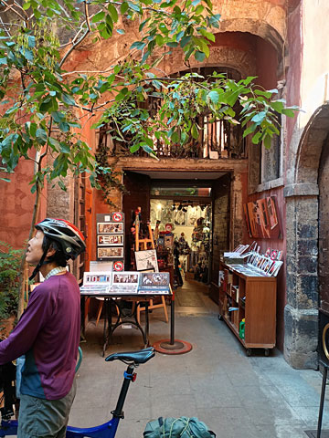 赤い壁に囲まれた空