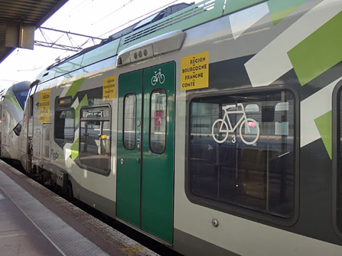 自転車を乗せられる車両