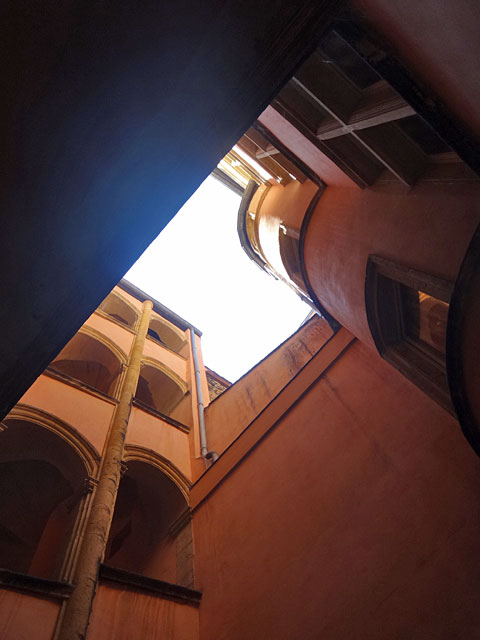 丸と四角の階段室