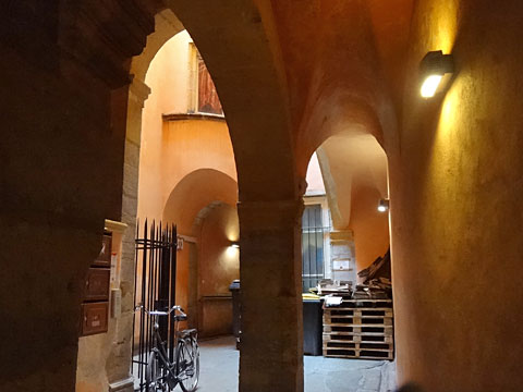 アーチの間から光