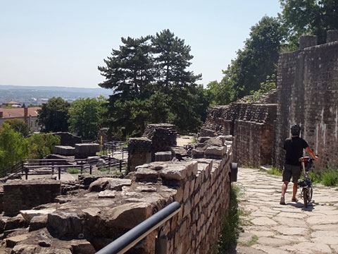 古代劇場に入る