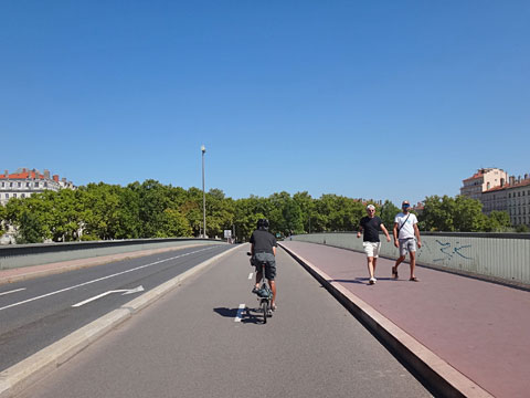 モラン橋を渡る