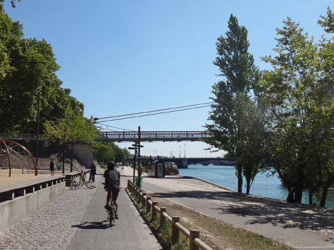川岸の自転車道