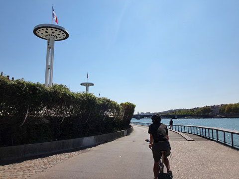 市民プールの横を通る