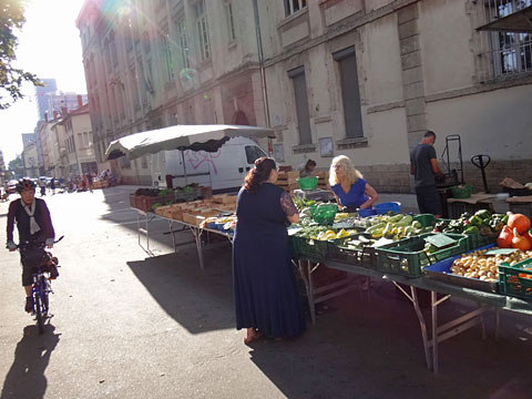 野菜や果物の屋台