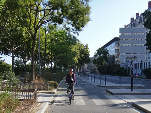 ローヌ川沿いを走る