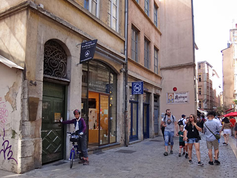 サン・ジャン通りに出る