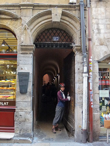 サン・ジャン通りのトラブール入口