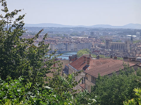 丘からローヌ川と市街地を見下ろす