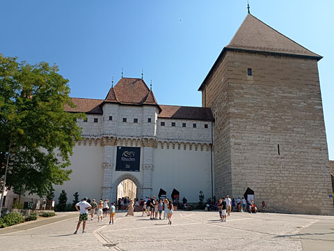 アヌシー城前の広場