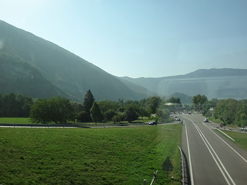 車窓は山の景色