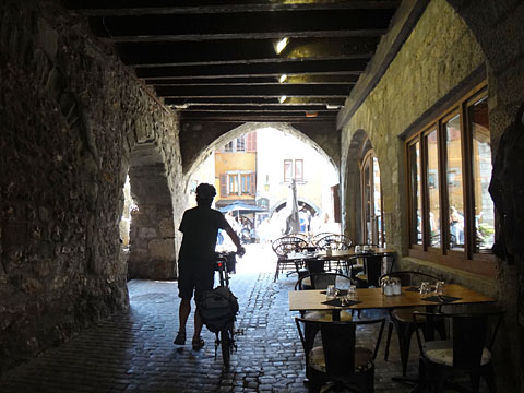 建物を潜って南の通りへ