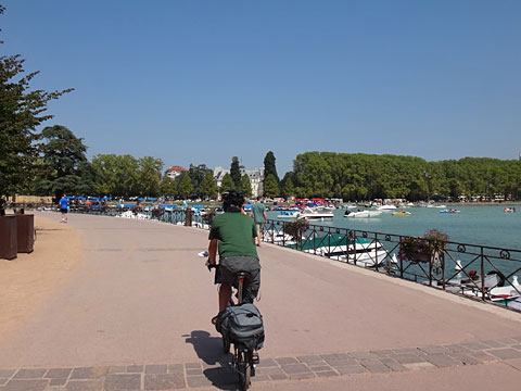 アヌシー湖のほとりに到着