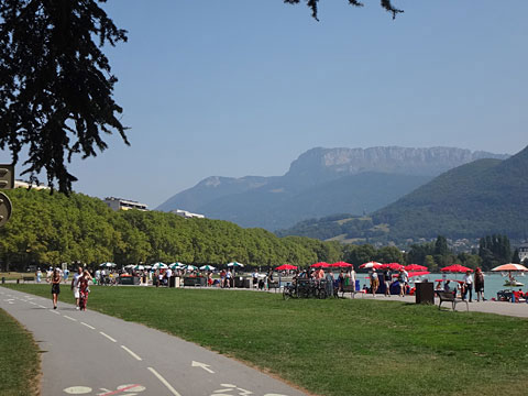湖沿いのサイクリングロード