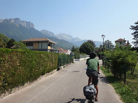 荒々しい岩肌の山並み