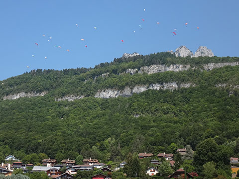 たくさんのパラグライダー