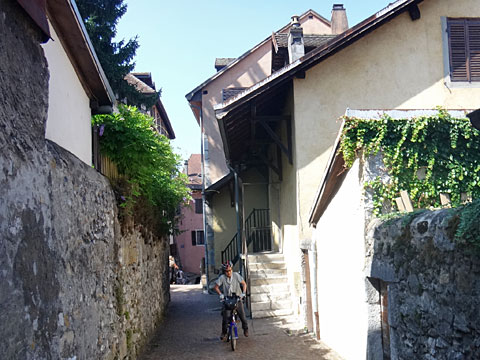 脇道の坂道を行く