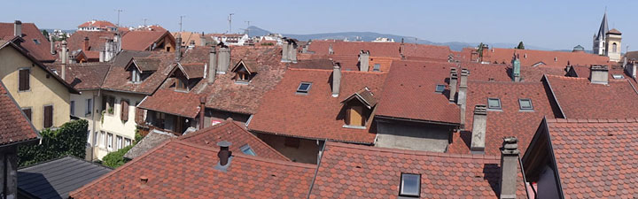 旧市街の赤屋根の風景