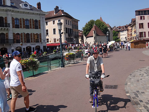 アヌシー湖へと走る