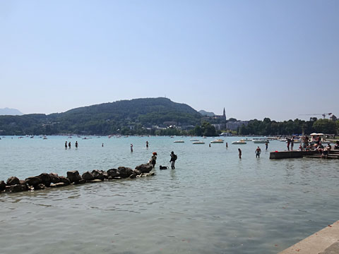 アヌシー湖の水辺