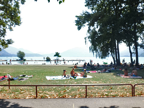 湖のバカンスを楽しむ人々