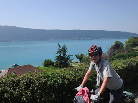 アヌシー湖を眺めながら走る