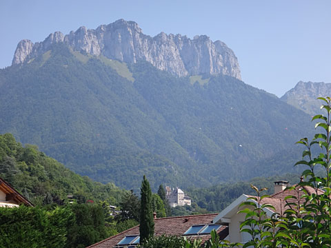 険しい山と中腹のお城