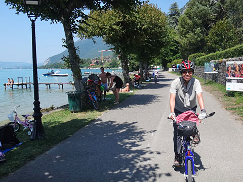 水辺のプロムナードを走る