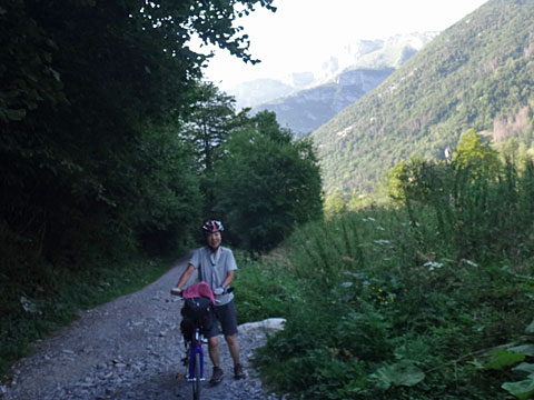 ゴロ石ダートを行く