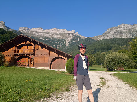 山々を背景に満足のサリーナ