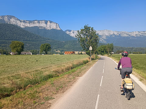雄大な景色の中、自転車道は続く