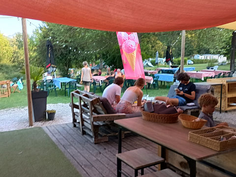 キャンプ場のレストラン