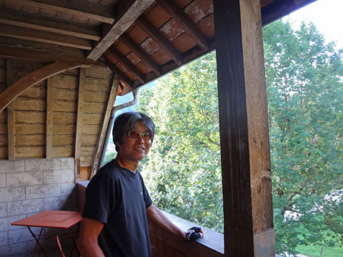 朝のバルコニー