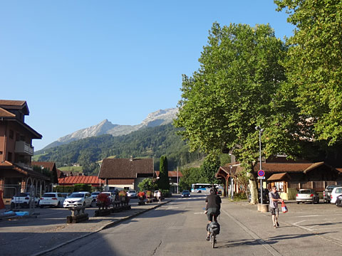 フィエル川に沿って南下