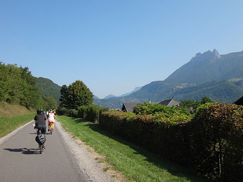 アヌシー湖の西岸を走る