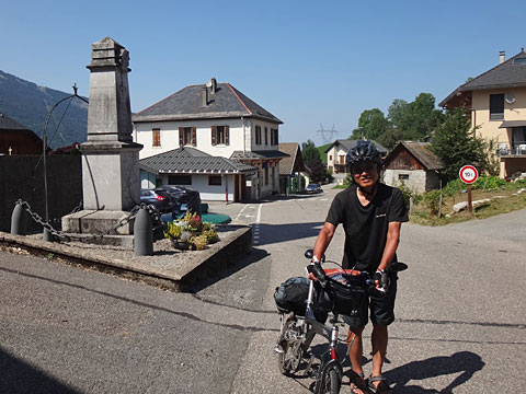 教会の前で休むサイダー